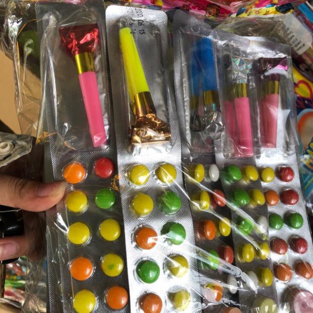 Sỉ bịch 30 vỉ kẹo socola mix xê và kèn thổi