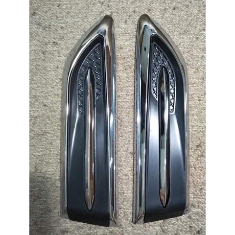 Bộ 2 miếng mang cá ô tô giả hốc gió dán trang trí sườn ô tô xe hơi kiểu dáng thể thao.