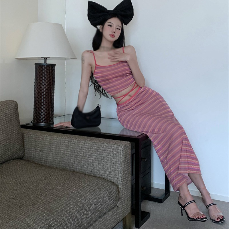 Set áo hai dây và chân váy ôm hông họa tiết kẻ sọc phong cách retro cho nữ
