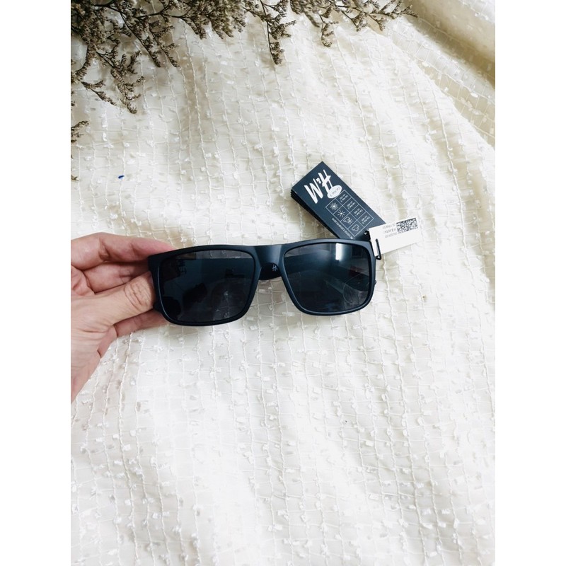 Kính râm mát HM sang sịn mịn ạ, Có Mail mua hàng tại web của hãng.