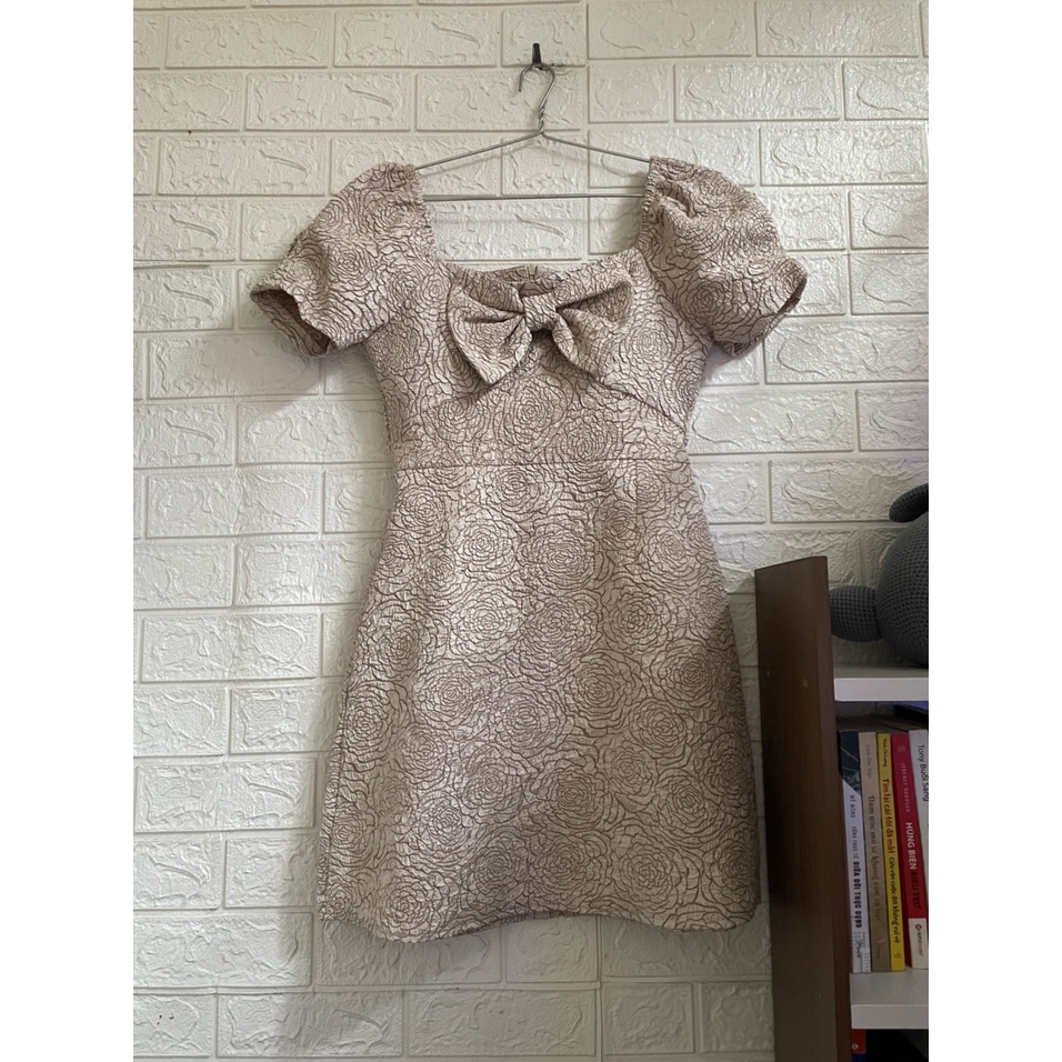 Đầm xốp cổ vuông