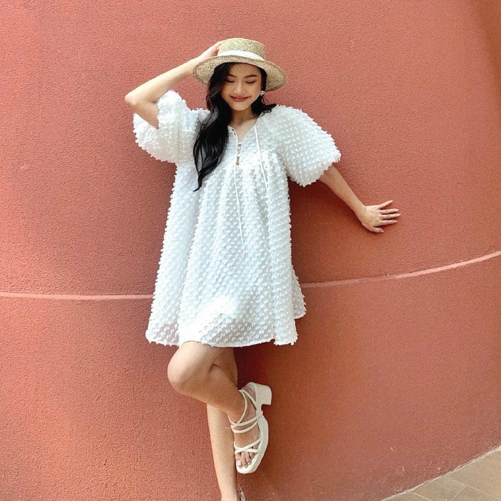 Đầm babydoll trắng hoa nổi tay bồng VIBED