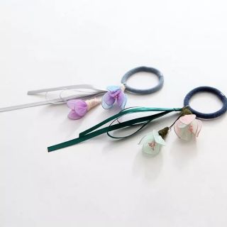 Cột tóc hoa rơi phong cách hàn