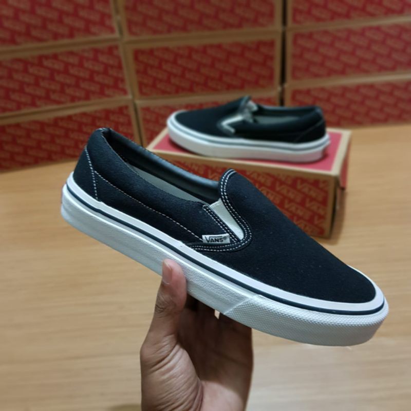Giày Lười Vans SLIP ON Black CLASIC Sản Xuất Tại Trung Quốc