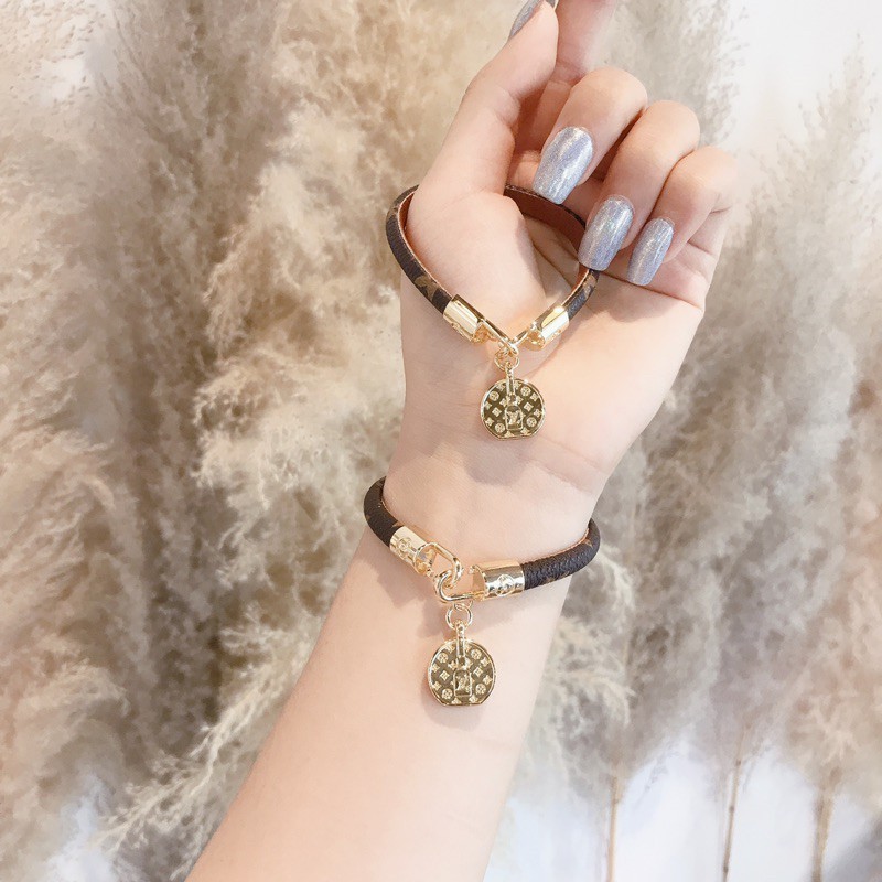 Vòng tay da LV khoá móc siêu xinh sang chảnh đầy cá tính - V030J