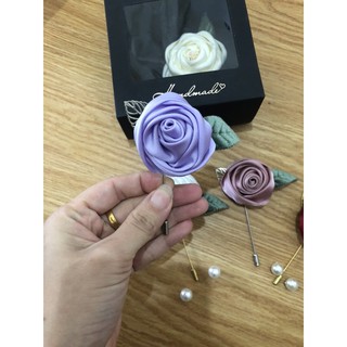 Hoa hồng lụa cuộn cài áo
