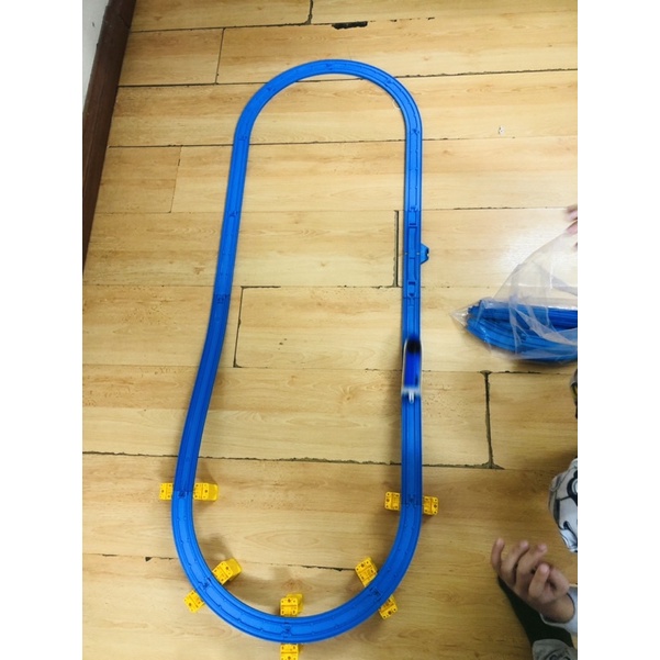 Ray to có thanh chống đi trên cao và ray có cầu