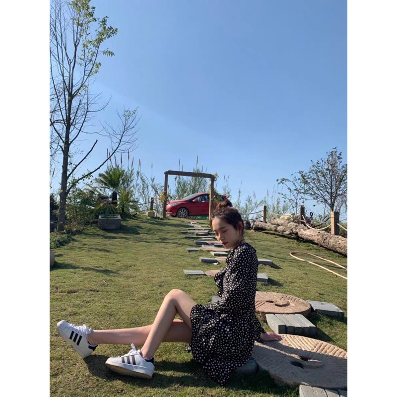 Váy dài tay hoa nhí màu đen cổ V thắt eo xòe ngắn kiểu Pháp mùa thu nhẹ nhàng