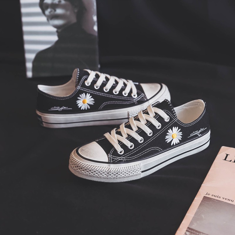 Giày Sneaker Nữ Kiểu Dáng CV Thêu Hoa Cúc Với Chữ Ký Độc Đáo | BigBuy360 - bigbuy360.vn