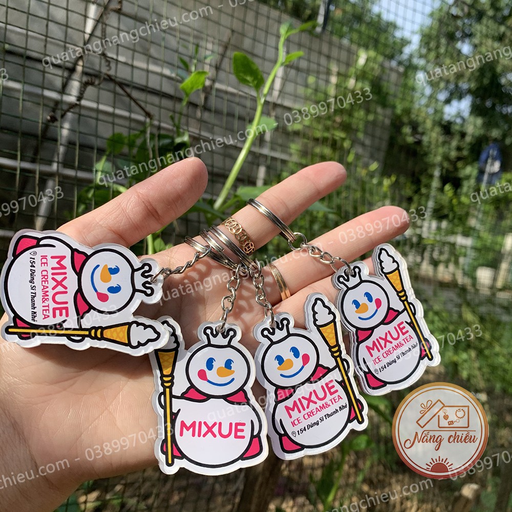 Móc khóa hình dũng sĩ kem, móc khóa logo thương hiệu kem mixue, chất liệu mica sáng bóng và sịn sò