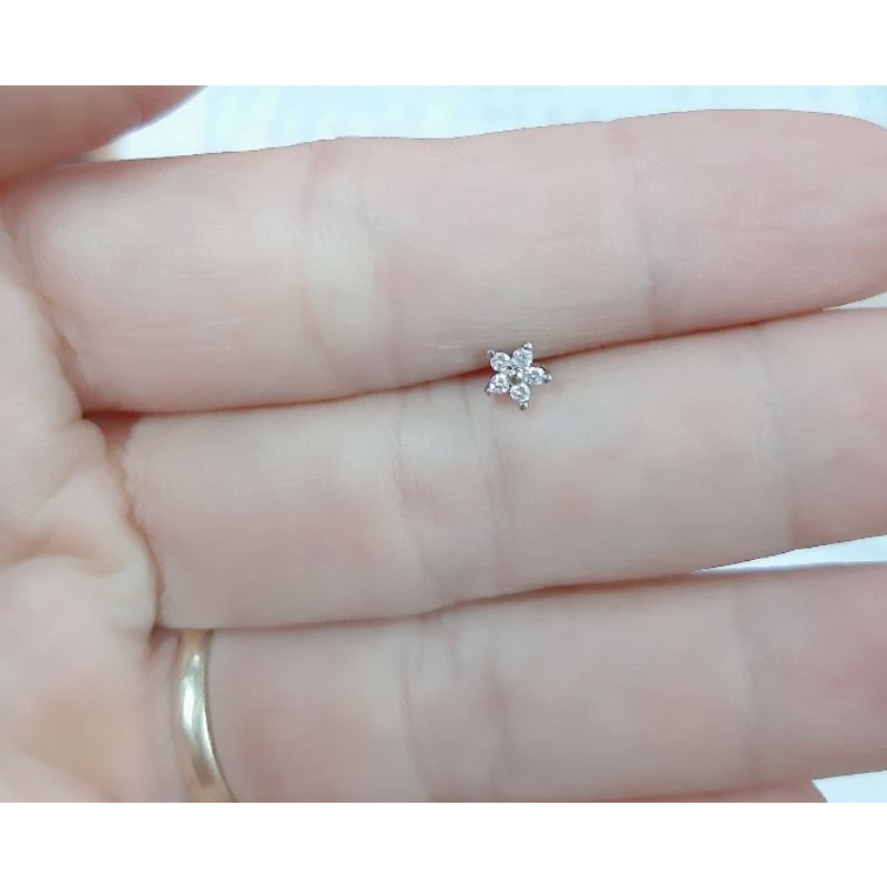 KHUYÊN TAI HÌNH HOA NHÍ ĐÍNH ĐÁ/ KHUYÊN XI BẠC 925