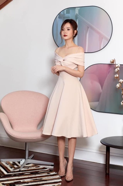 Đầm trắng dự tiệc xoè trễ vai xoắn ngực | BigBuy360 - bigbuy360.vn