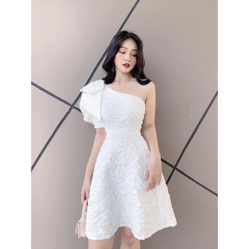 Đầm lệch vai gấm nơ to sang trọng