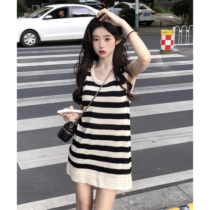 Váy ba lỗ cổ V kẻ sọc ngang đen trắng