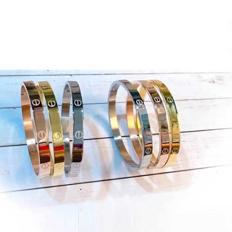 Vòng tay nữ mạ titan đính đá pha lê khắc họa tiết thiết kế đơn giản thời trang | BigBuy360 - bigbuy360.vn