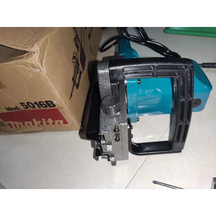 Máy cưa xích điện Makita 5016B, Made in Thailand, công suất 3800W, lam 16inch, xích 29 mắt cắt gỗ, bước 3/8inch. ..