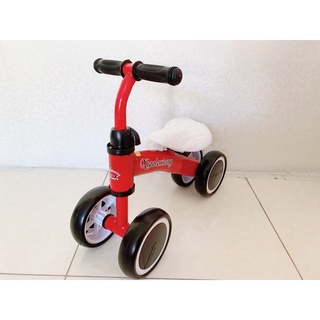 Xe chòi chân 4 bánh tự cân bằng dành cho các bé từ 1,5 đến 4 tuổi