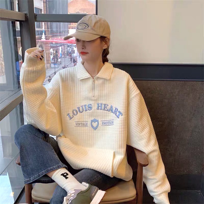 Áo Nỉ Xốp Louis MAYON Nữ Sweater form rộng tay bồng, hoodie cổ sơ mi màu trắng in chữ cá tính Ulzzang | BigBuy360 - bigbuy360.vn