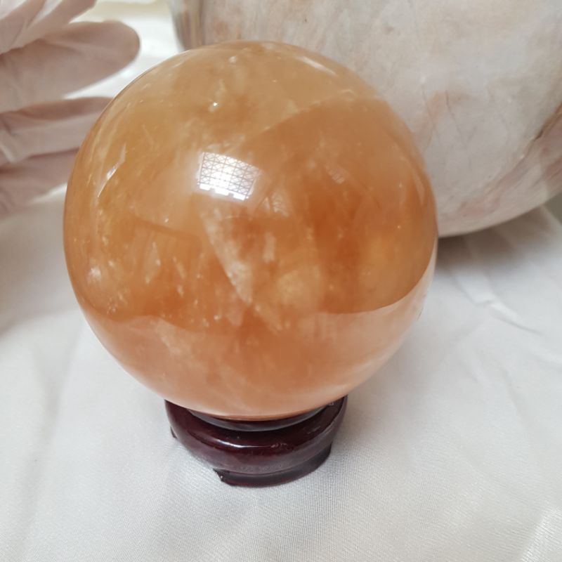 Quả cầu phong thủy đá tự nhiên màu vàng mệnh Kim đường kính 7-8cm tặng kèm đế