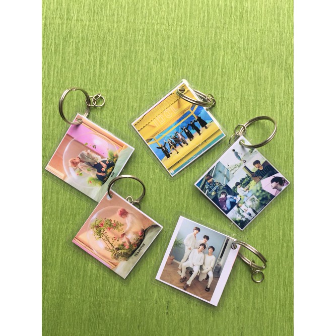 Lomo Card BTS 2018  – gồm 30 tấm hình BTS tặng 1 móc khóa BTS