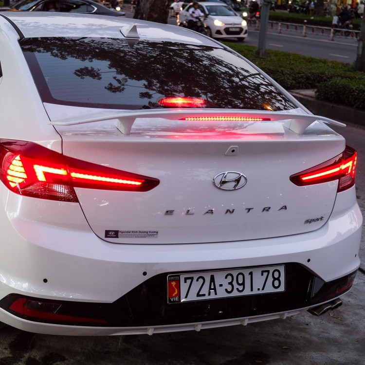 Đuôi gió có đèn cho xe Hyundai Elantra Hàng Loại 1 Lắp Cho Các  Đời , Avante, 2010-2015, 2016 trở Lên