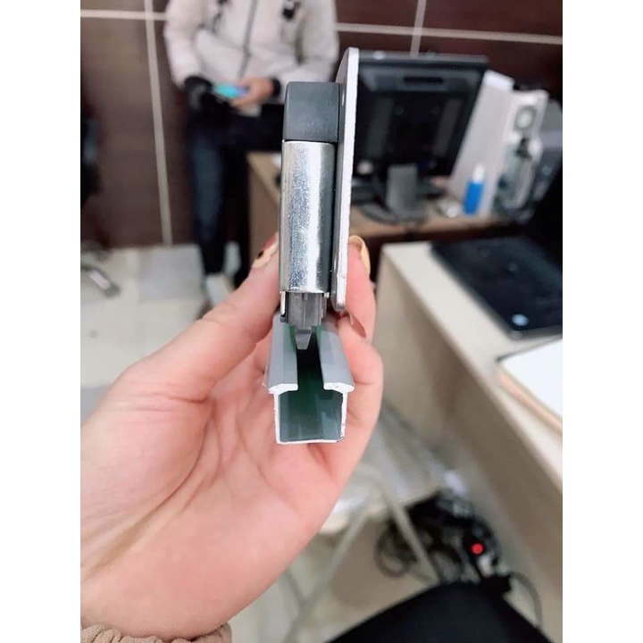 Bánh xe cửa lùa, Ray cửa lùa có giảm chấn cao cấp, hàng dày