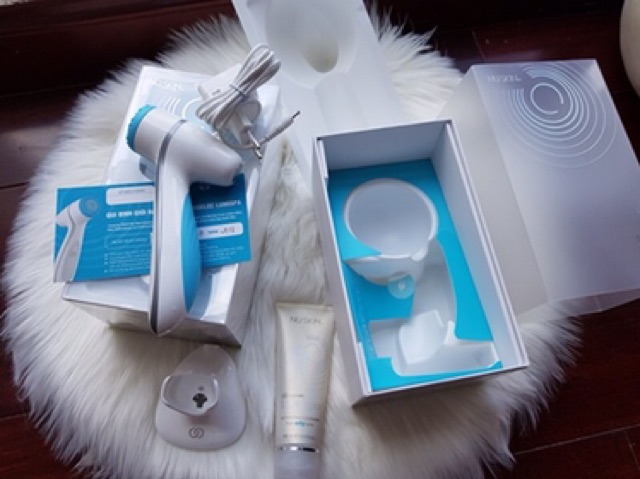 MÁY RỬA MẶT AGELOC LUMISPA CỦA NUSKIN