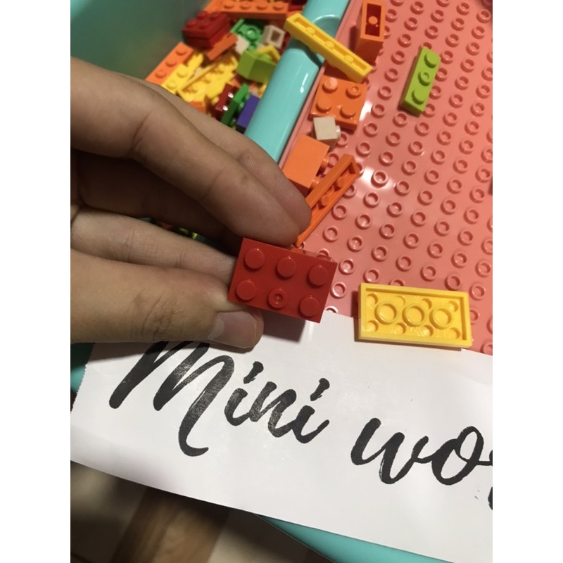 Bộ Lego 303pcs chi tiết kèm bàn chơi xếp gọn gàng.