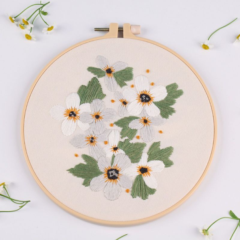 Tranh thêu hoa xinh xắn gồm kim, chỉ; vải in sẵn và hướng dẫn thêu