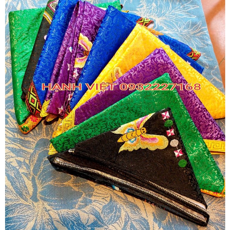 Khăn vuông mỏ quạ lên Chúa , Chầu , Cô