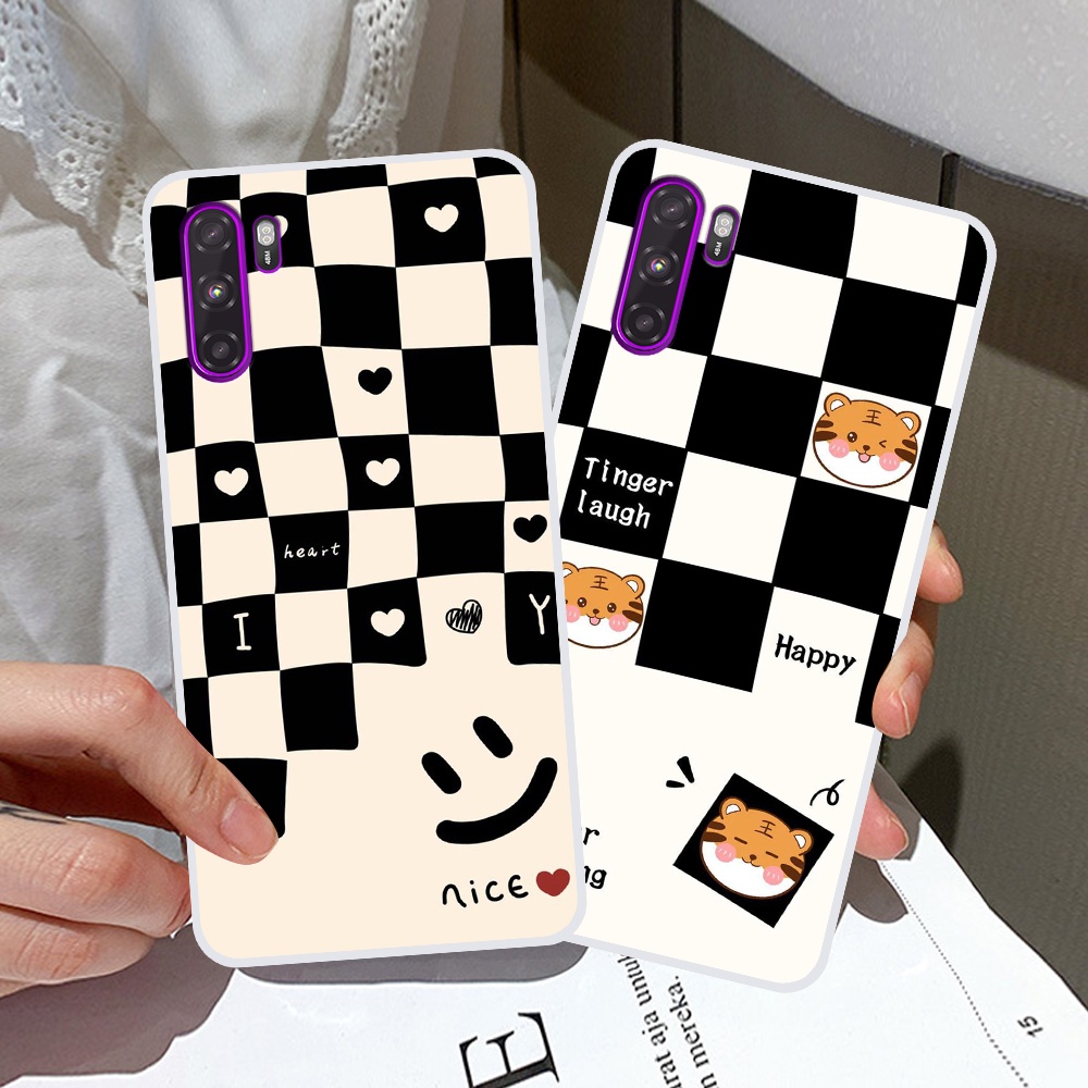 Ốp Vsmart Active 3 in hình sọc caro, họa tiết đen trắng dễ thương