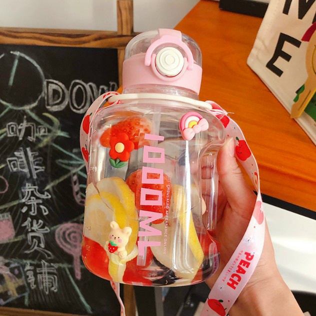 BÌNH NƯỚC NHỰA 1000ML KÈM 3 CỤC CHARM NỔI 3D VÀ DÂY ĐEO
