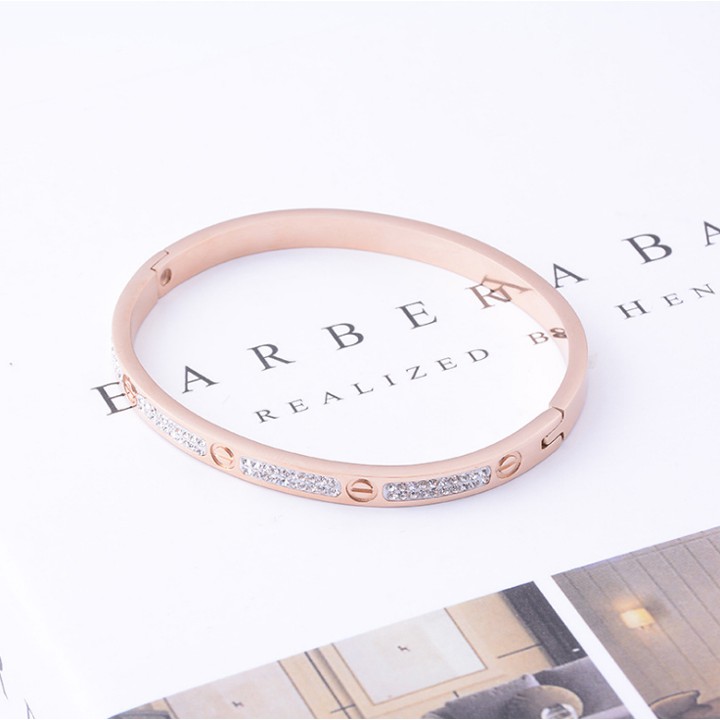 Vòng tay nữ titan cao cấp màu hồng đính đá khóa gài siêu đẹp, bền màu, hợp thời trang