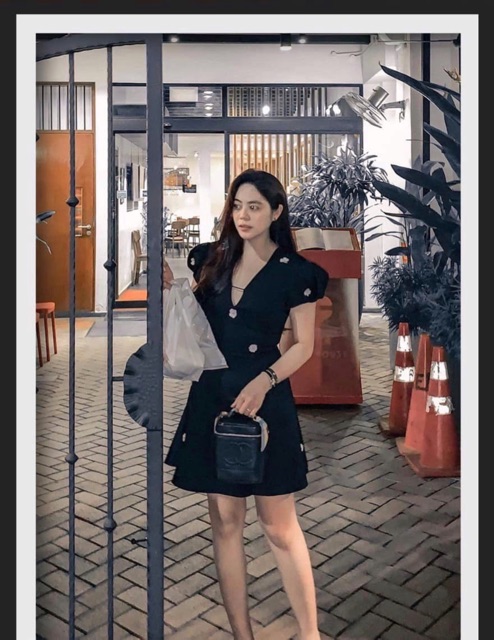 [Mã WASTMAY giảm 15% tối đa 30K đơn 150K] Đầm xoè đen đính hoa nổi | BigBuy360 - bigbuy360.vn