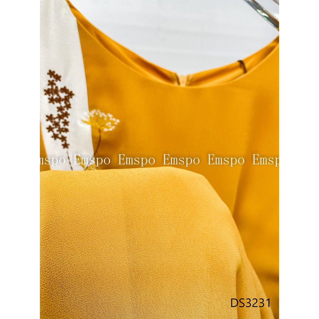 Đầm cổ tròn, dáng xòe, hoa thêu dọc thân phải Emspo DS3231