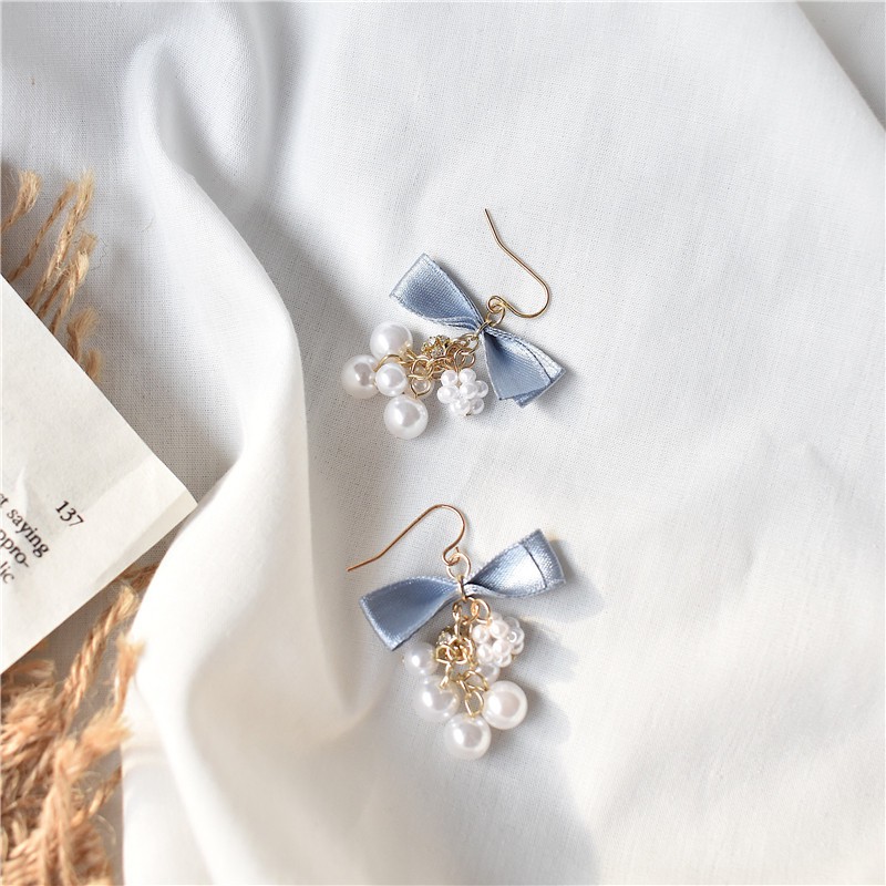 Hoa tai nơ xanh kết tay