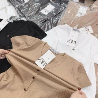 Áo tăm gân cổ tim cúc gỗ