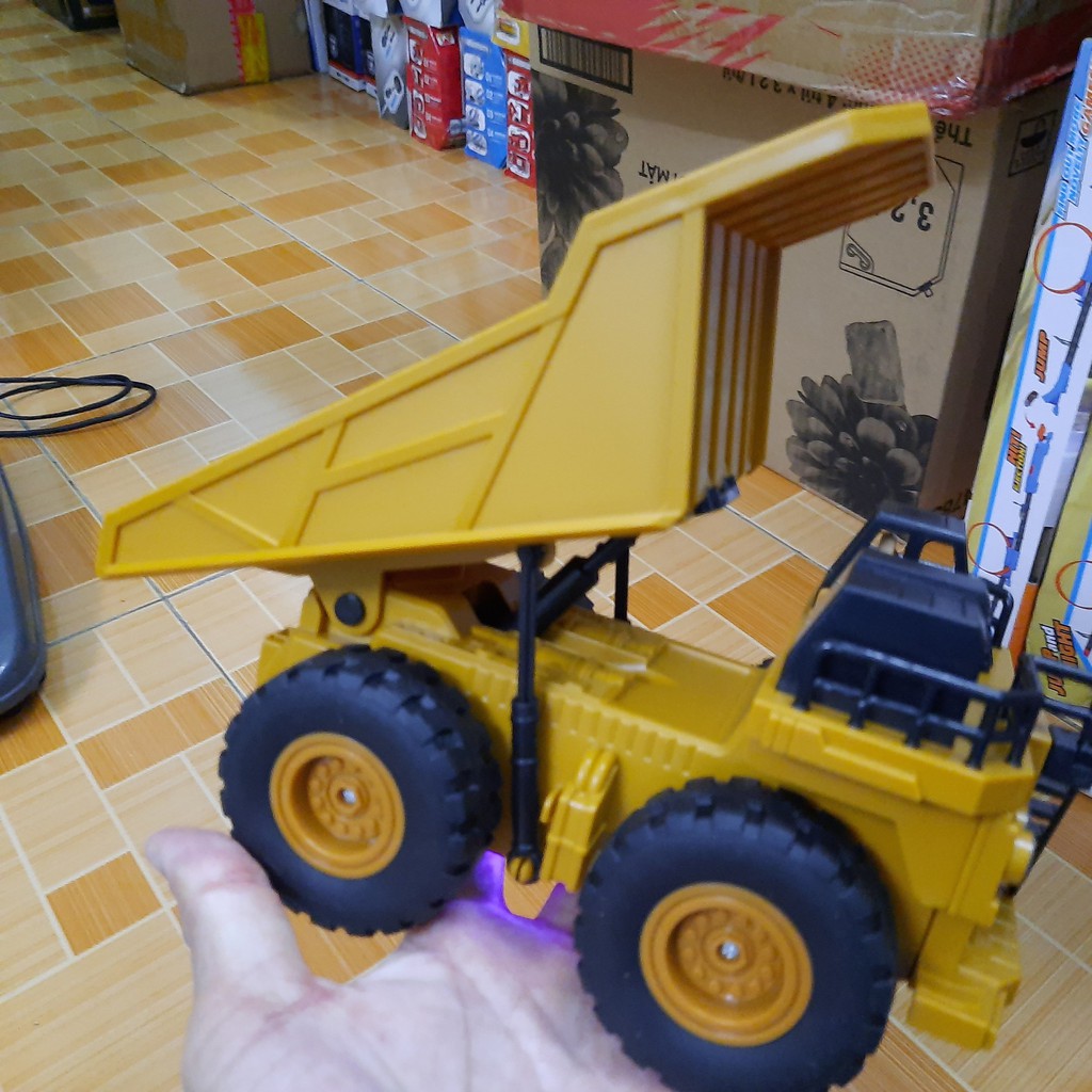 Xe tải dump truck 1:24 điều khiển từ xa sử dụng pin sạc 3.7v 14500 500mah sóng 2.4G