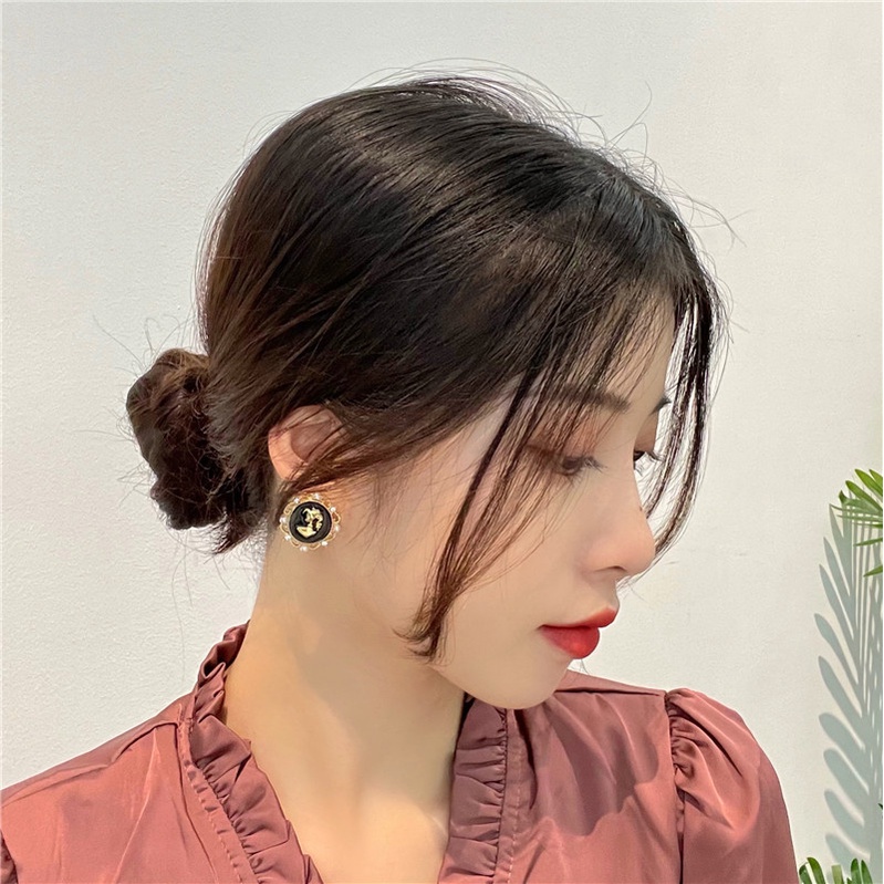 Khuyên tai kẹp không bấm lỗ chốt điều chỉnh K095 bằng hợp kim mạ vàng hình tròn đính hạt trai bigsize dáng ngắn Leous