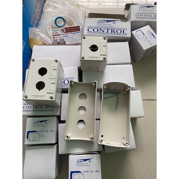Hộp box nhựa 1,2,3,4 lỗ khoét phi 22 để gắn nút nhấn, đèn báo, công tắc
