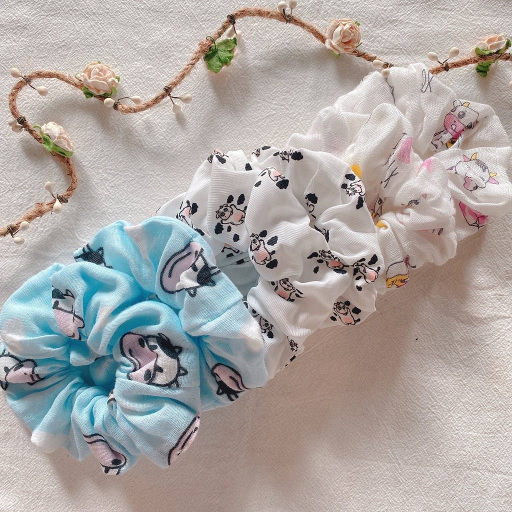 Cột tóc scrunchies họa tiết bò sữa vải đũi mềm ( màu trắng và hồng )