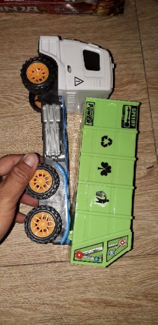 Một Chiếc xe mô hình hốt rác chạy chớn bằng nhựa rất đẹp