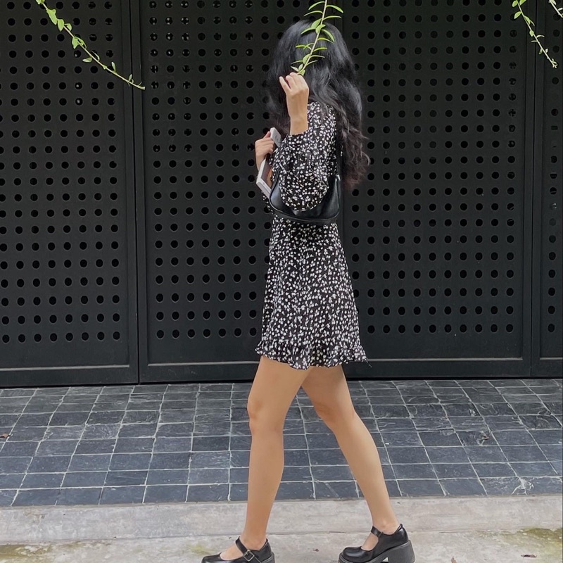 Naked By V - Váy hoa nhí dài tay phối đuôi bèo Lichi Dress | BigBuy360 - bigbuy360.vn