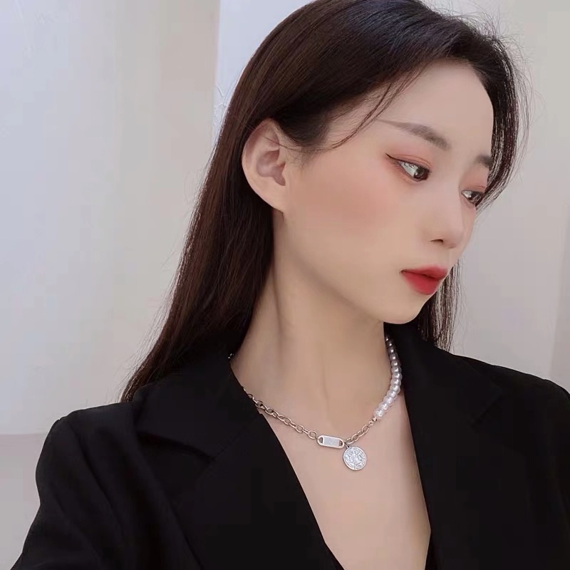 Dây chuyền thép titan mặt đĩa tròn đính ngọc trai thời trang