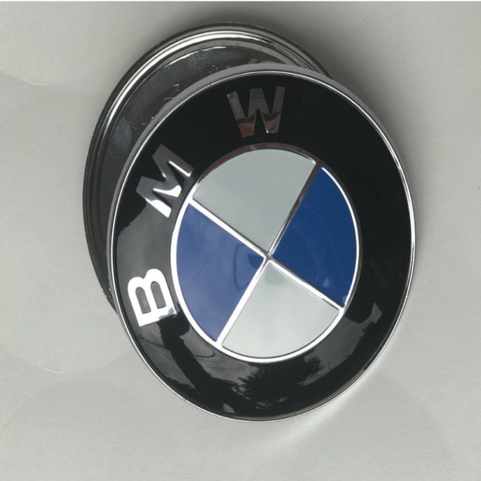Sản Phẩm Logo biểu tượng huy hiệu cao cấp gắn sau xe BMW: Đường kính 74MM .
