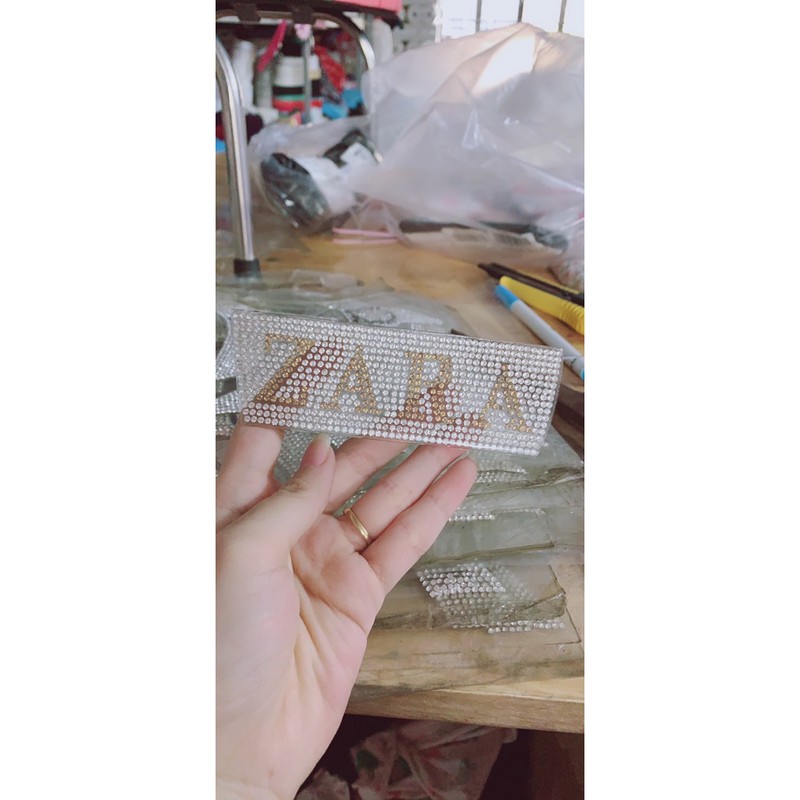 Hình ủi đính đá chữ Zara