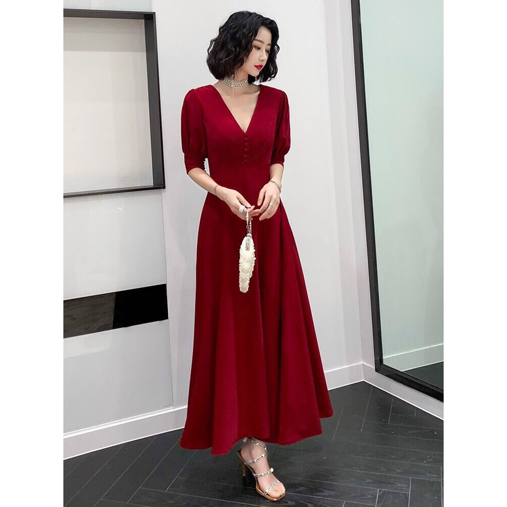 ĐẦM MAXI ĐỎ NÚT BỌC Chất: cotton lạnh Màu: đỏ đô Kiểu dáng: đầm xoè dài, cổ V, đính nút bọc, tay ngắn, thân xếp li cách