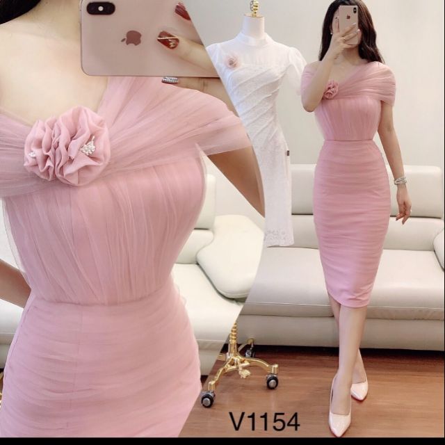 Đầm hồng thiết kế trễ vai hoa ngực V1154