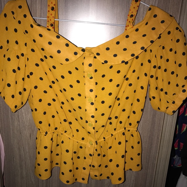 Áo vàng chấm bi