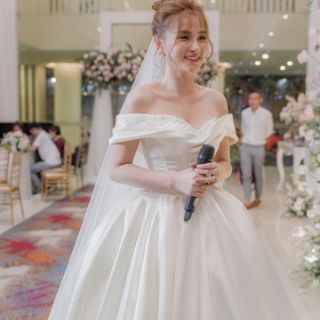 Đầm cưới trễ vai